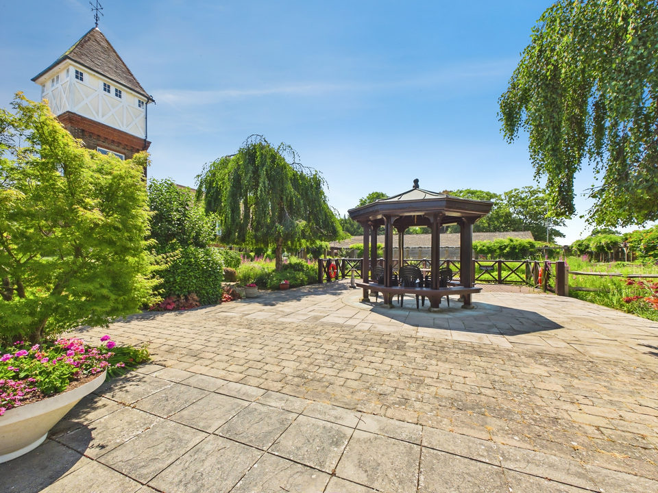 2 bed end of terrace house for sale in Bluecoat Pond, Christs Hospital, Horsham, West Sussex  - Property Image 20