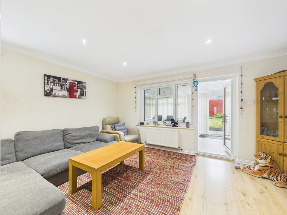 2 bed end of terrace house for sale in Platts Meadow, Billingshurst, West Sussex  - Property Image 3