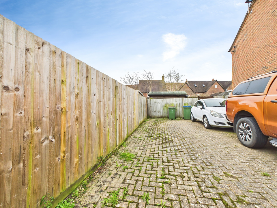2 bed end of terrace house for sale in Platts Meadow, Billingshurst, West Sussex  - Property Image 14
