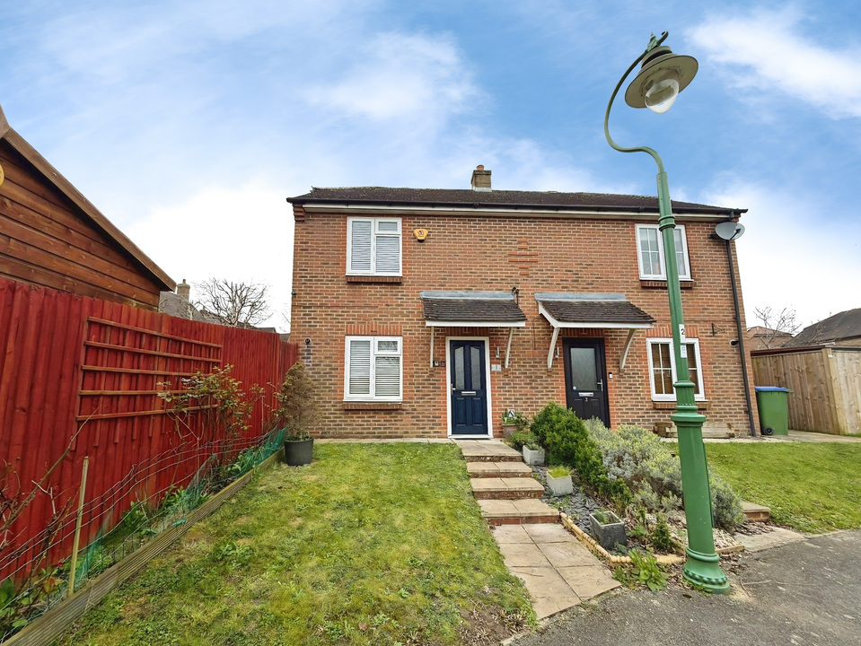 2 bed end of terrace house for sale in Platts Meadow, Billingshurst, West Sussex - Property Image 1