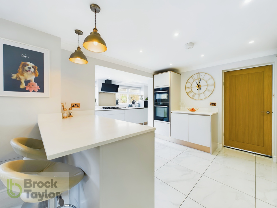 4 bed for sale in Sunnywood Drive, Haywards Heath - Property Image 3