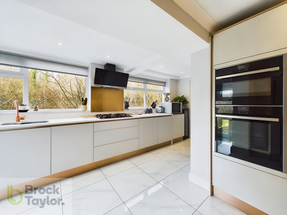 4 bed for sale in Sunnywood Drive, Haywards Heath - Property Image 11