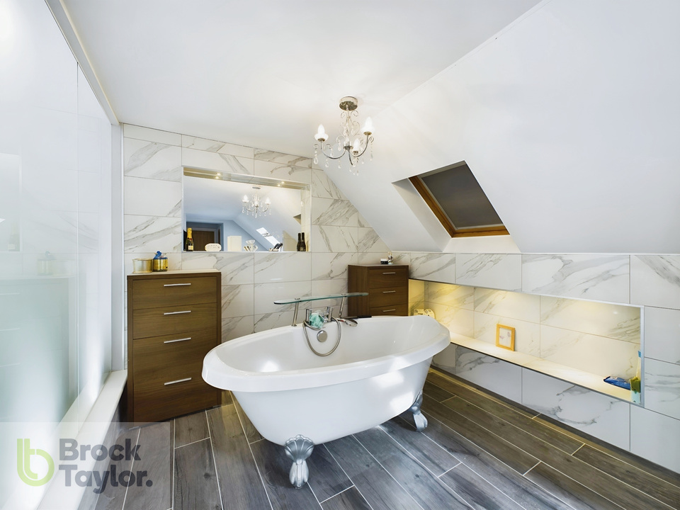 4 bed for sale in Sunnywood Drive, Haywards Heath - Property Image 17