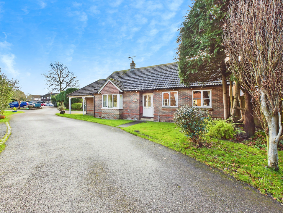 3 bed bungalow for sale in Copper Beech, Holly Close, Horsham, West Sussex  - Property Image 11