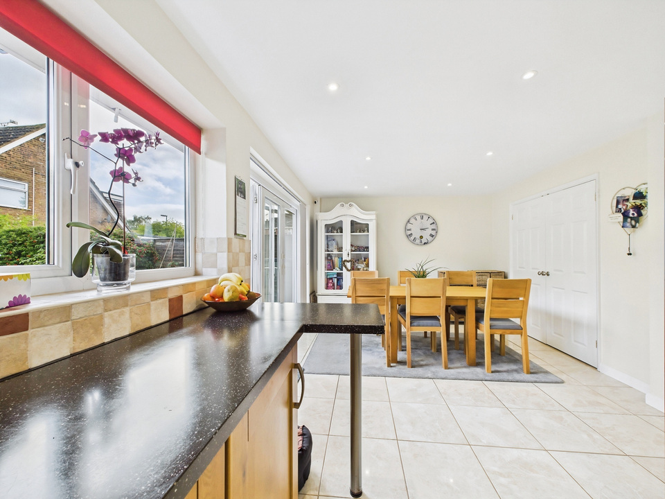 4 bed semi-detached house for sale in Heath Way, Horsham - Property Image 5