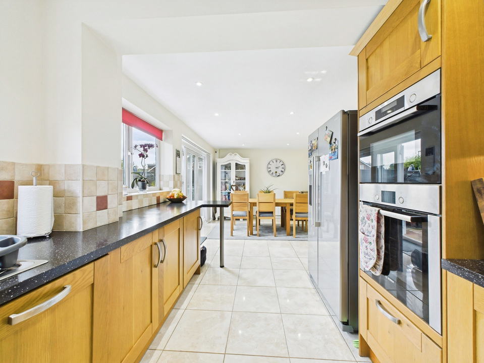 4 bed semi-detached house for sale in Heath Way, Horsham - Property Image 6