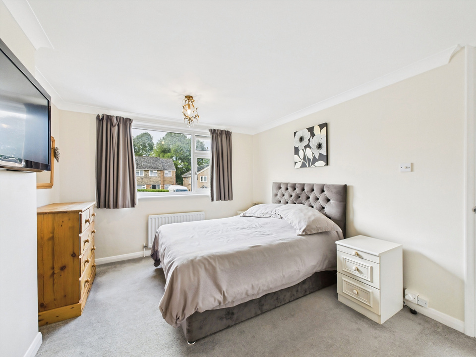 4 bed semi-detached house for sale in Heath Way, Horsham - Property Image 10