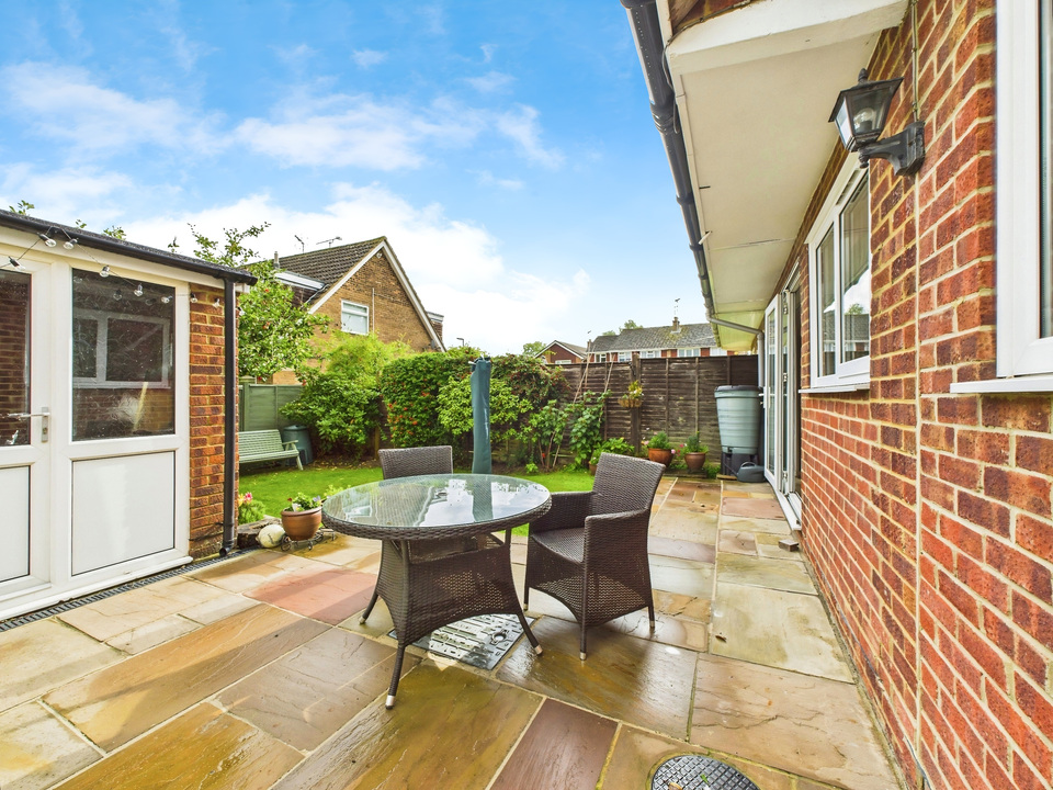 4 bed semi-detached house for sale in Heath Way, Horsham - Property Image 15