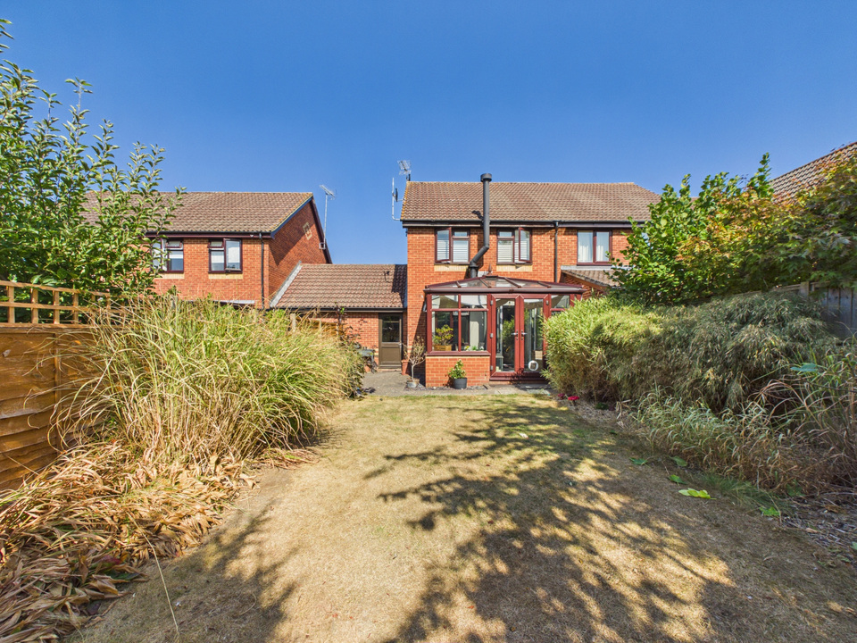 3 bed semi-detached house for sale in Oak Tree Way, Horsham, West Sussex - Property Image 9