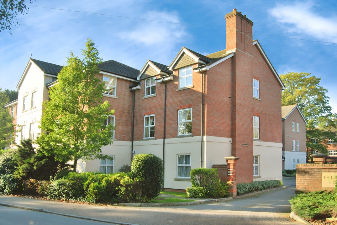 1 bed apartment for sale in Wimblehurst Road, Horsham - Property Image 1