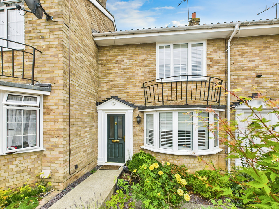 2 bed terraced house for sale in Greenfields Close, Horsham  - Property Image 1