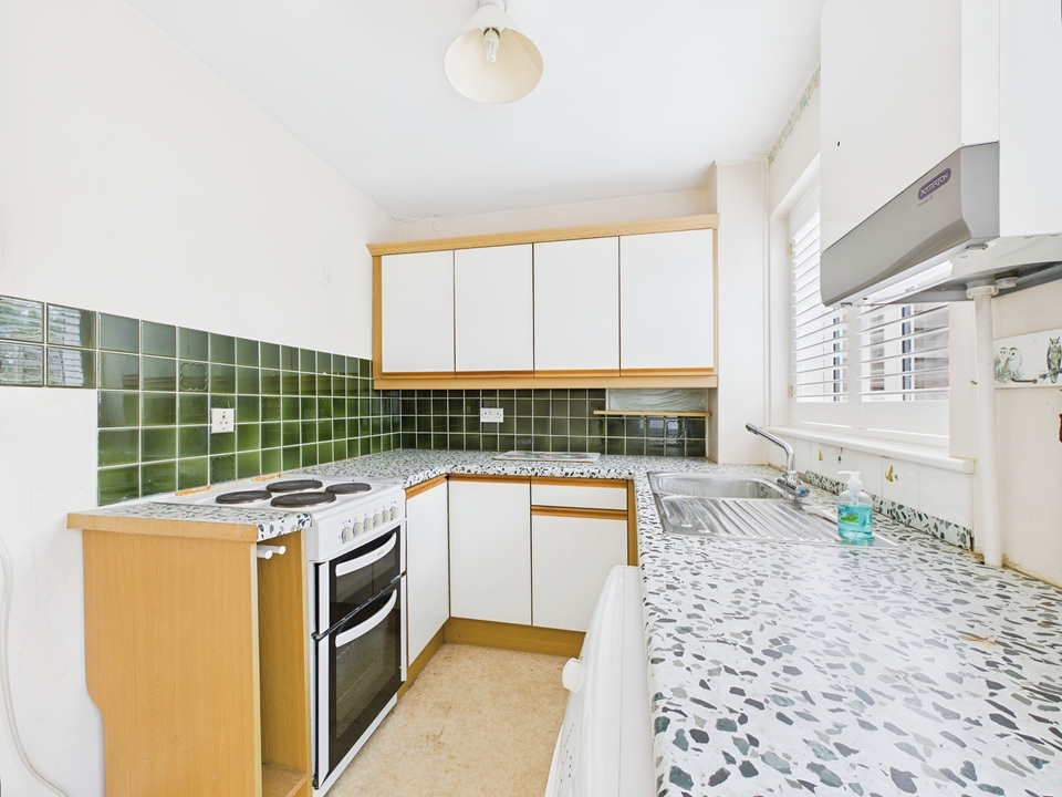 2 bed terraced house for sale in Greenfields Close, Horsham  - Property Image 3