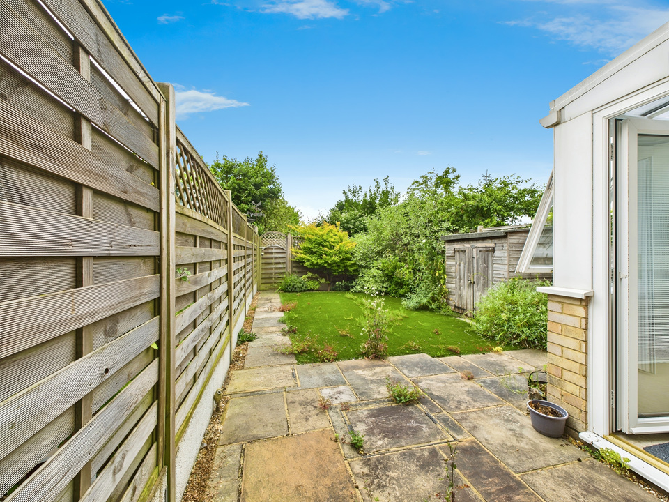 2 bed terraced house for sale in Greenfields Close, Horsham  - Property Image 5