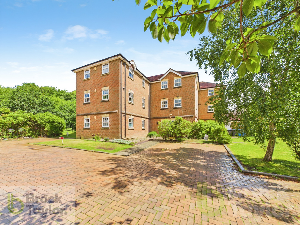 2 bed apartment for sale in Deers Leap, Haywards Heath - Property Image 16