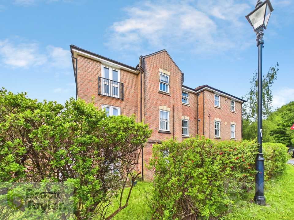 2 bed apartment for sale in Deers Leap, Haywards Heath - Property Image 1