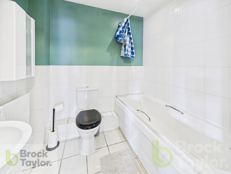 2 bed apartment for sale in Deers Leap, Haywards Heath - Property Image 12