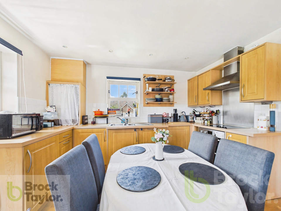 2 bed apartment for sale in Deers Leap, Haywards Heath - Property Image 5