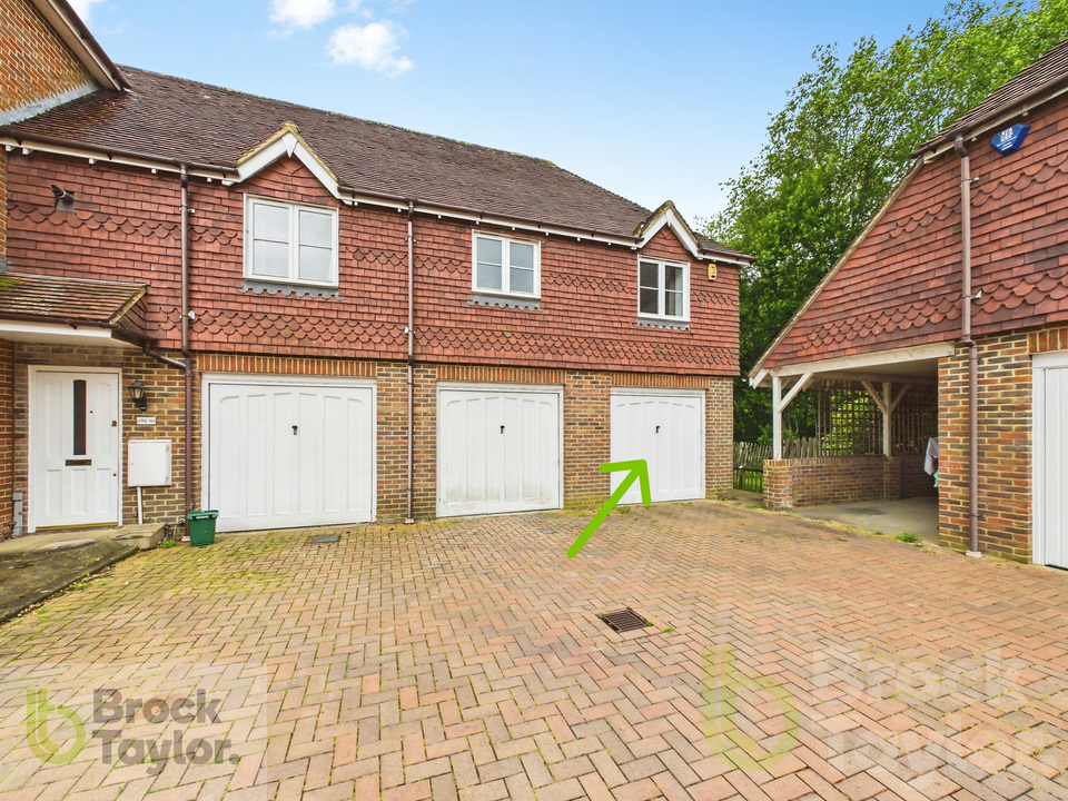 2 bed apartment for sale in Deers Leap, Haywards Heath - Property Image 2