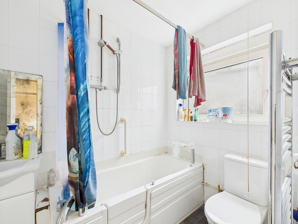 3 bed detached bungalow for sale in Lambs Farm Road, Horsham - Property Image 9