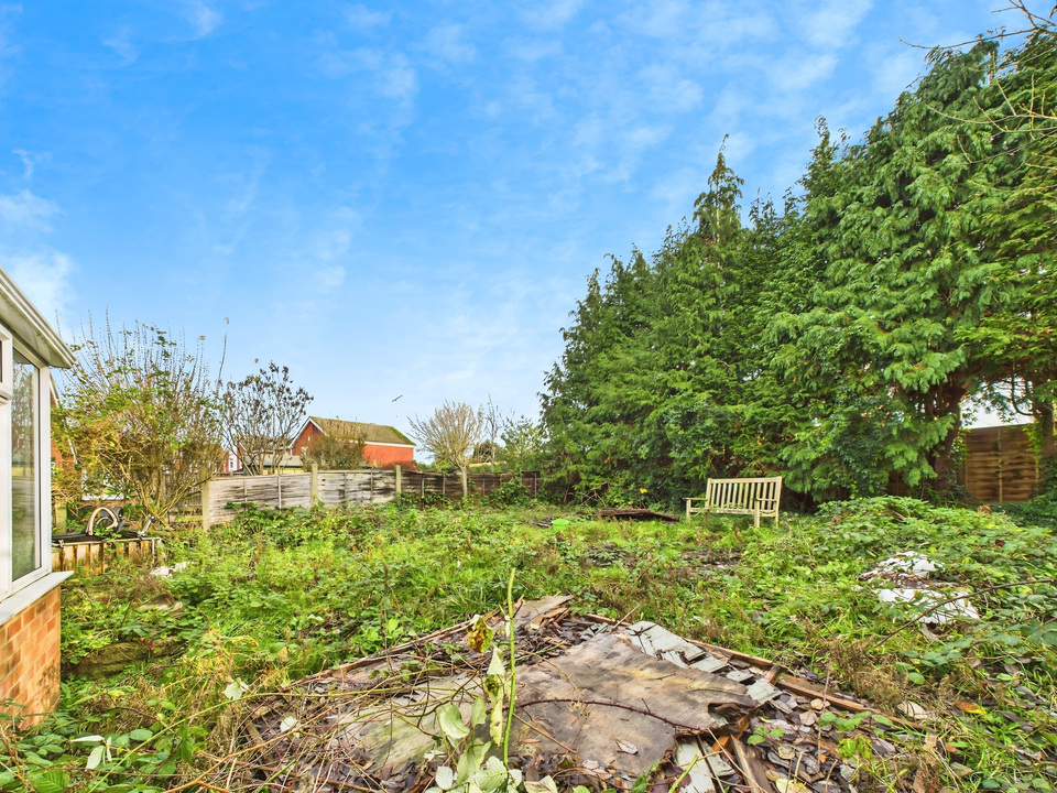 3 bed detached bungalow for sale in Lambs Farm Road, Horsham - Property Image 10
