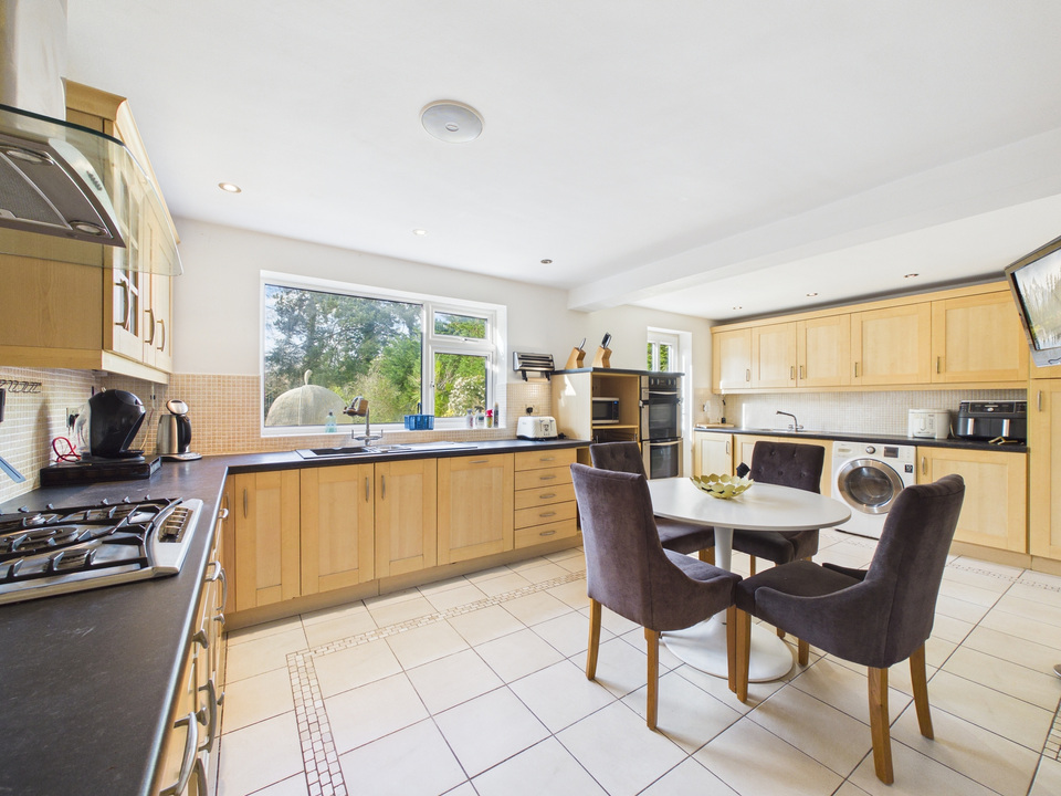 5 bed detached house for sale in Milton Mount Avenue, Crawley, West Sussex, RH10 3DP - Property Image 4