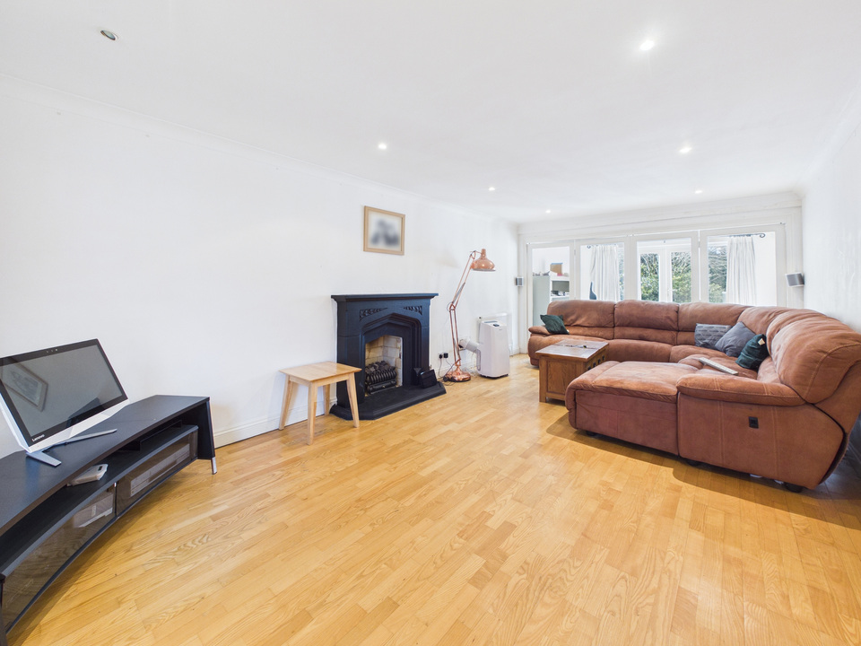 5 bed detached house for sale in Milton Mount Avenue, Crawley, West Sussex, RH10 3DP - Property Image 3