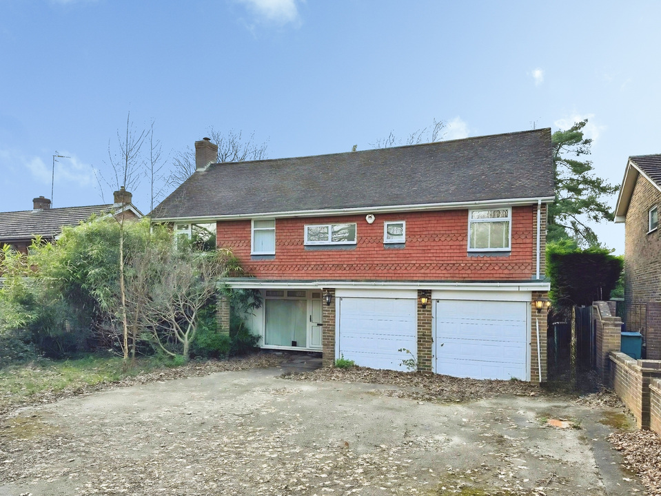 5 bed detached house for sale in Milton Mount Avenue, Crawley, West Sussex, RH10 3DP