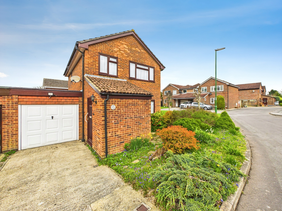 3 bed link detached house for sale in Red Deer Close, Horsham, West Sussex - Property Image 1
