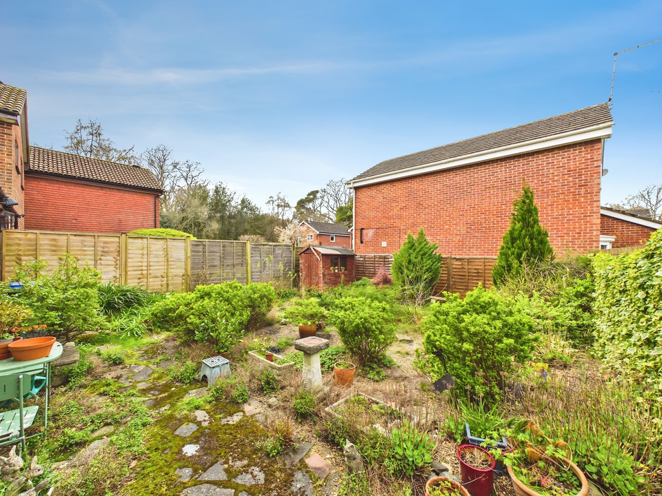 3 bed link detached house for sale in Red Deer Close, Horsham, West Sussex - Property Image 10
