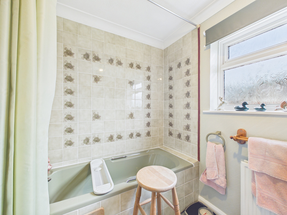 3 bed link detached house for sale in Red Deer Close, Horsham, West Sussex - Property Image 8