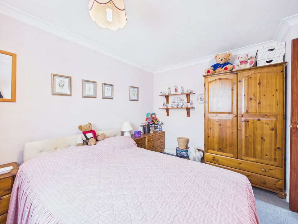 3 bed link detached house for sale in Red Deer Close, Horsham, West Sussex - Property Image 12