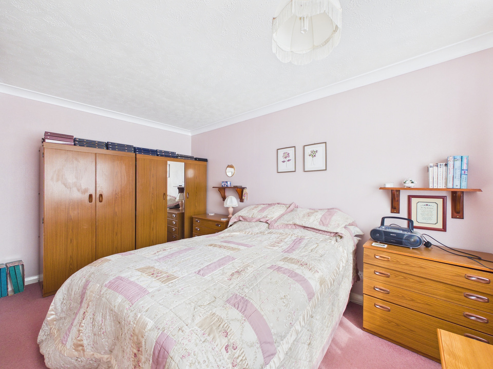 3 bed link detached house for sale in Red Deer Close, Horsham, West Sussex - Property Image 13