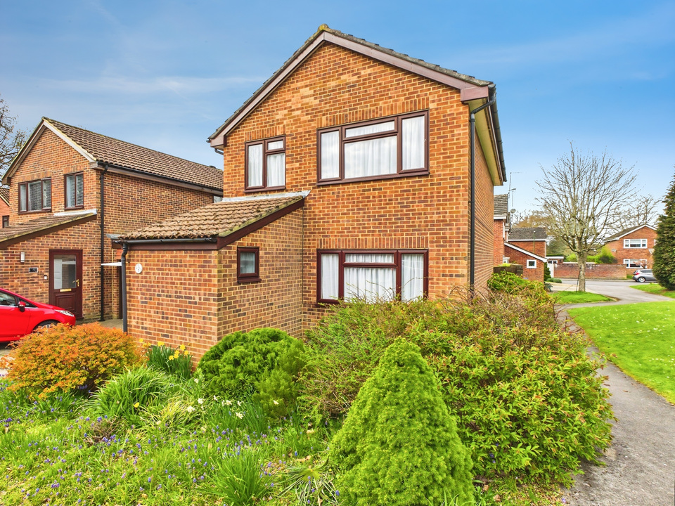 3 bed link detached house for sale in Red Deer Close, Horsham, West Sussex - Property Image 11