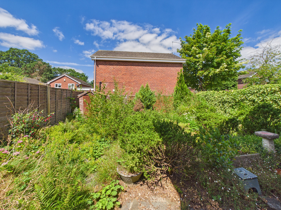 3 bed link detached house for sale in Red Deer Close, Horsham, West Sussex  - Property Image 13