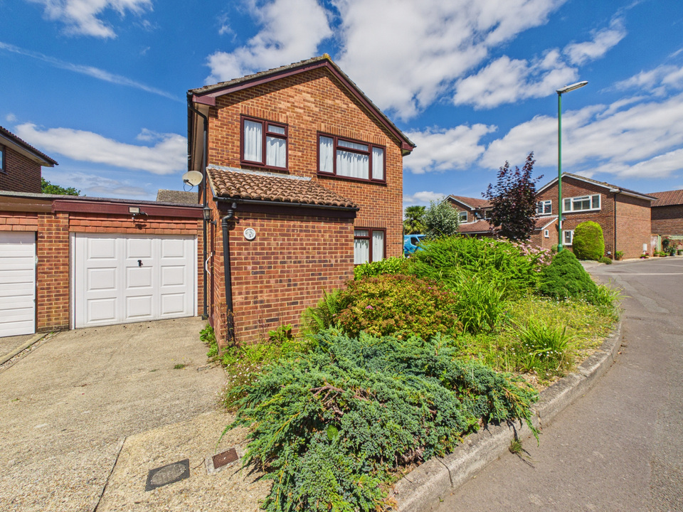 3 bed link detached house for sale in Red Deer Close, Horsham, West Sussex  - Property Image 14