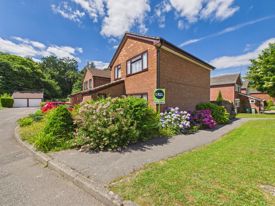 3 bed link detached house for sale in Red Deer Close, Horsham, West Sussex