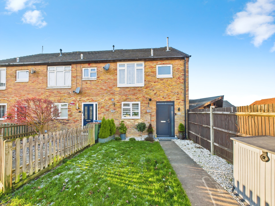3 bed end of terrace house for sale in Serrin Way, Horsham, West Sussex - Property Image 1