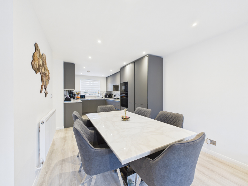 3 bed end of terrace house for sale in Serrin Way, Horsham, West Sussex  - Property Image 8