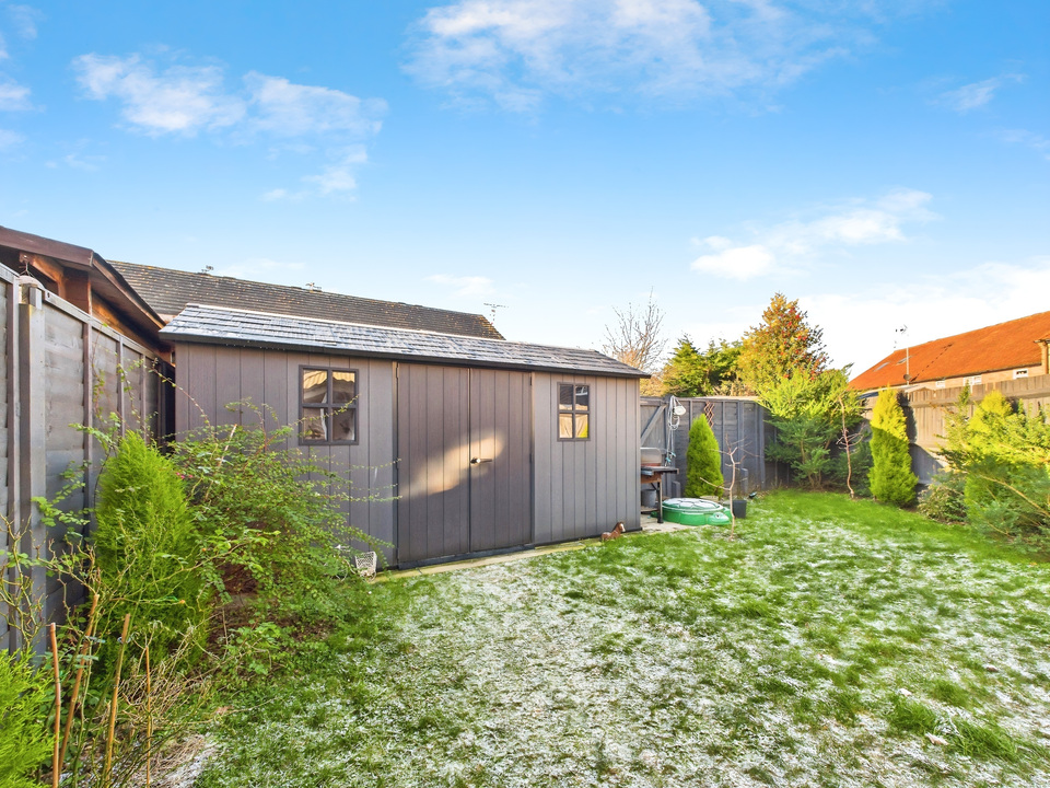 3 bed end of terrace house for sale in Serrin Way, Horsham, West Sussex  - Property Image 16