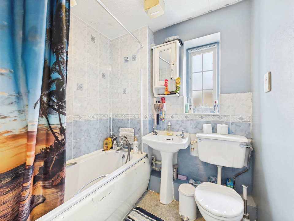 2 bed apartment for sale in Stans Way, Horsham  - Property Image 6