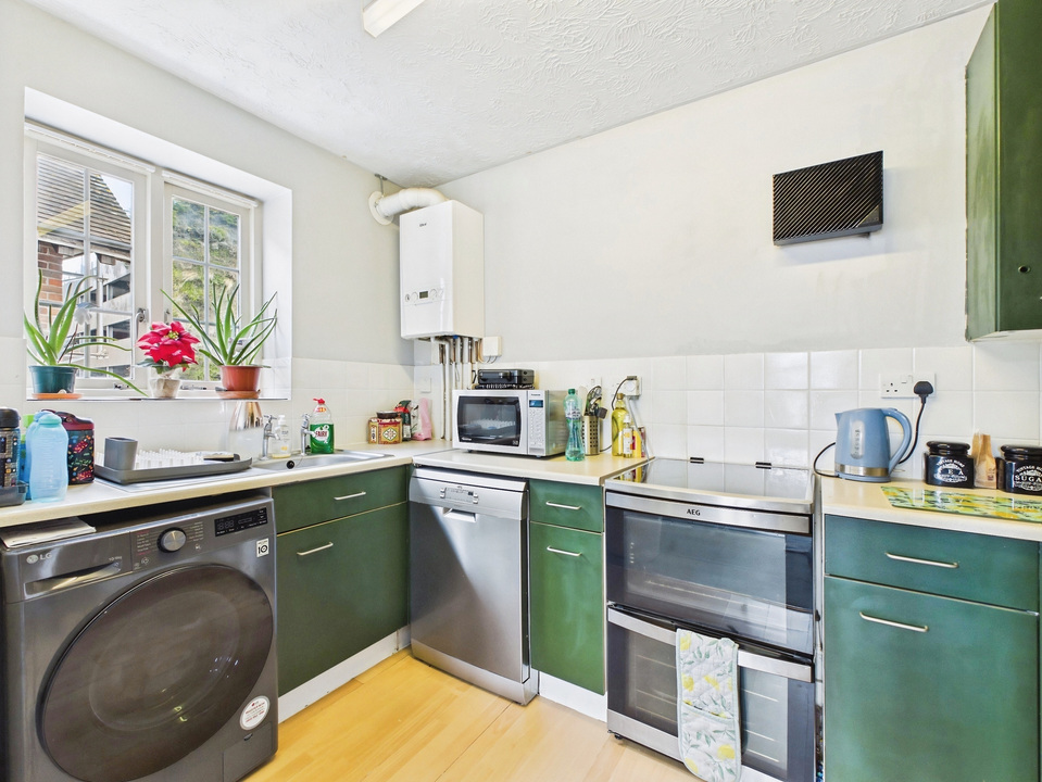 2 bed apartment for sale in Stans Way, Horsham  - Property Image 3