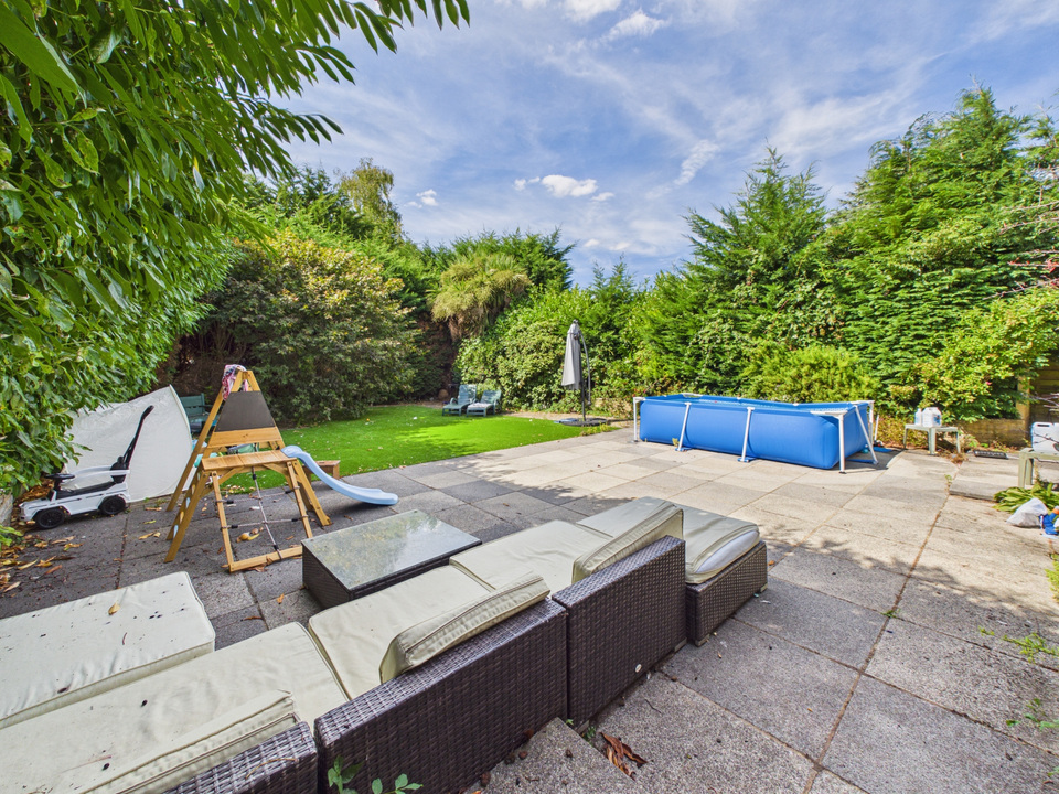 3 bed detached bungalow for sale in Gaggle Wood, Mannings Heath, Horsham  - Property Image 9