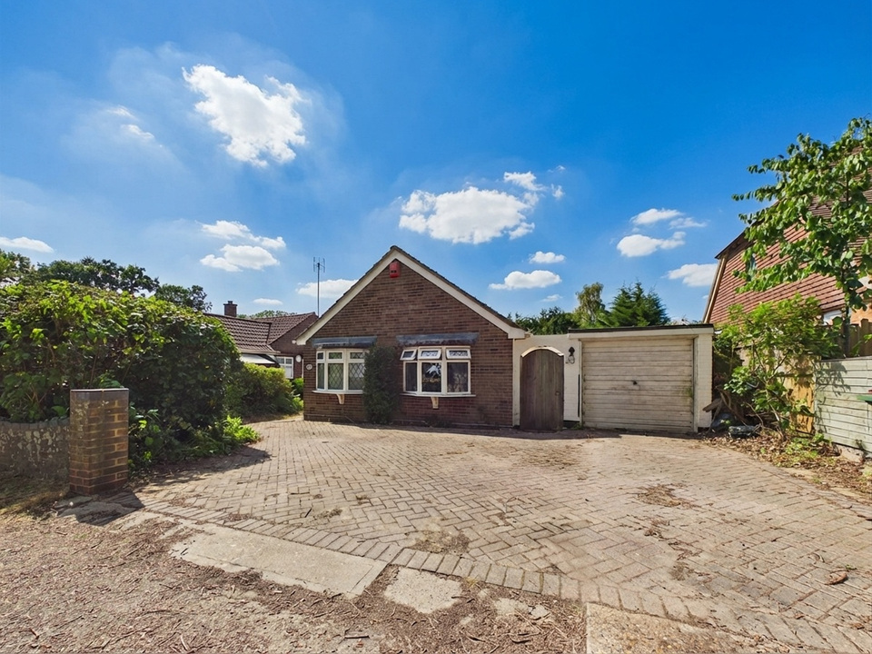 3 bed detached bungalow for sale in Gaggle Wood, Mannings Heath, Horsham - Property Image 1