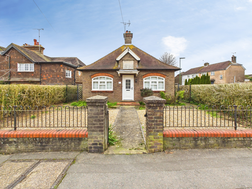 2 bed bungalow for sale in Crawley Road, Horsham, West Sussex