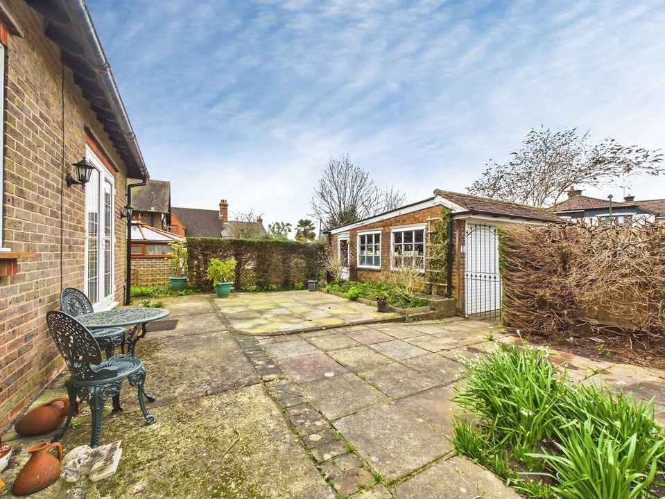 2 bed bungalow for sale in Crawley Road, Horsham, West Sussex - Property Image 10