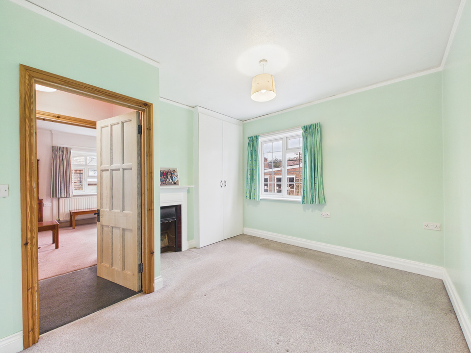 2 bed bungalow for sale in Crawley Road, Horsham, West Sussex - Property Image 4