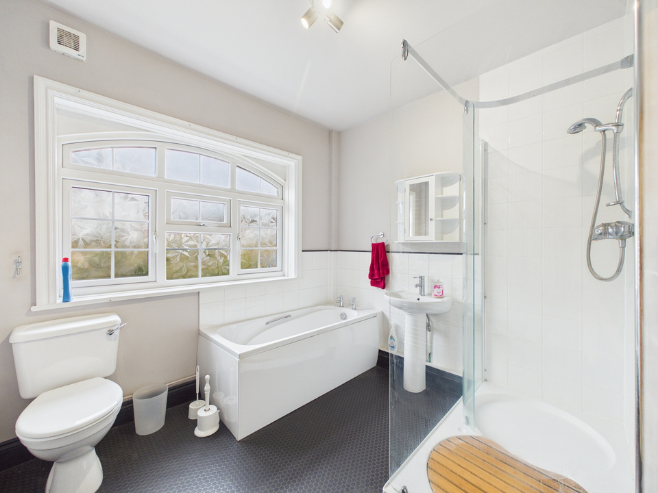 2 bed bungalow for sale in Crawley Road, Horsham, West Sussex - Property Image 5