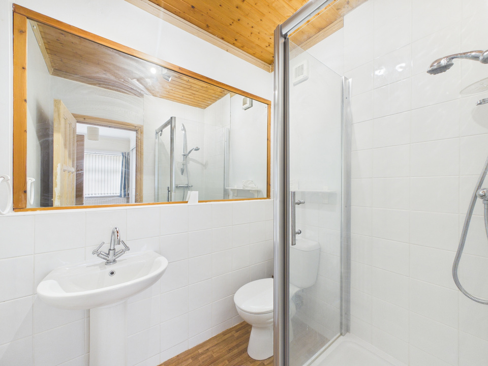 2 bed bungalow for sale in Crawley Road, Horsham, West Sussex - Property Image 7