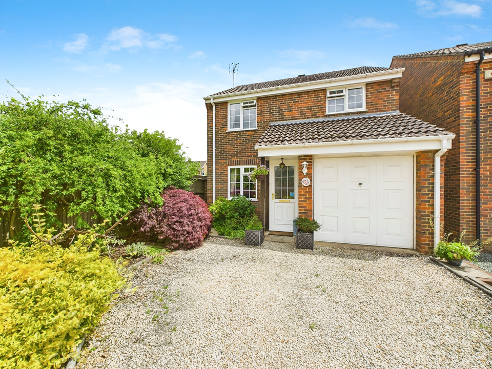 3 bed detached house for sale in Wakehurst Mews, Horsham