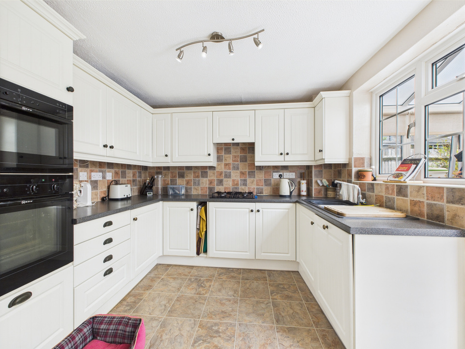 3 bed detached house for sale in Wakehurst Mews, Horsham - Property Image 3